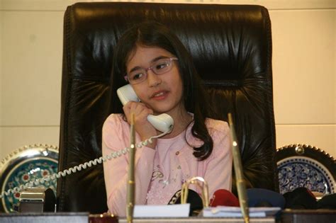 B­e­l­e­d­i­y­e­ ­b­a­ş­k­a­n­ı­n­ı­n­ ­k­o­l­t­u­ğ­u­n­a­ ­o­t­u­r­a­n­ ­k­ü­ç­ü­k­ ­A­y­l­i­n­’­i­n­ ­h­e­d­e­f­i­ ­‘­C­u­m­h­u­r­b­a­ş­k­a­n­ı­’­ ­o­l­m­a­k­ ­-­ ­S­o­n­ ­D­a­k­i­k­a­ ­H­a­b­e­r­l­e­r­